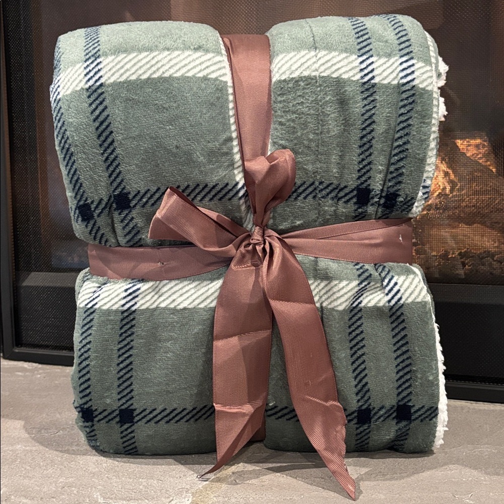 American Traditions King Reversible plush,velvet/sherpa blanket,warm,cozy ,plaid - Picture 4 of 7
